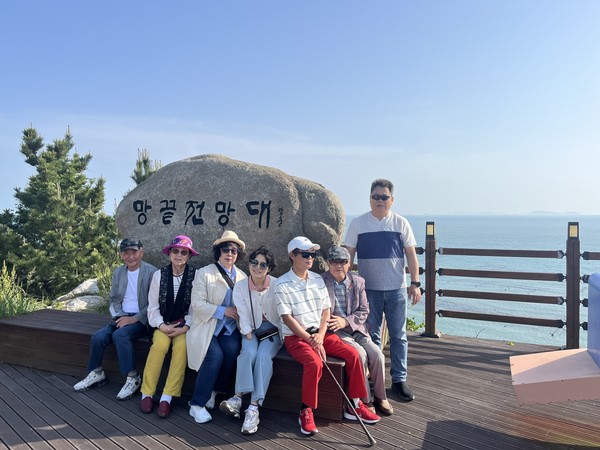 ▲ 망끝전망대에서 참가자들이 시원한 바람을 맞으며 기념촬영을 하고 있다.