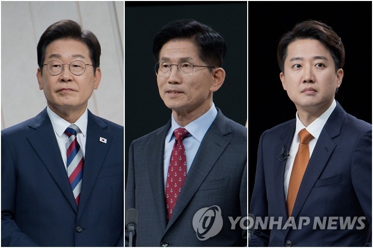 ▲  정치 분야 TV 토론회 준비하는 대선 후보들(서울=연합뉴스) 더불어민주당 이재명(왼쪽)·국민의힘 김문수·개혁신당 이준석 대선 후보가 27일 서울 마포구 상암동 MBC 스튜디오에서 진행된 정치 분야 TV토론회를 준비하고 있다. 2025.5.27 [국회사진기자단] photo@yna.co.kr