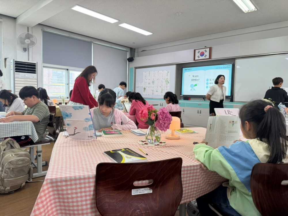 ▲ 22일 목포동초등학교에서 열린 ‘책 시식회’ 주제 수업에서 학생들이 학습활동에 참여하고 있다. ⓒ전라남도교육청