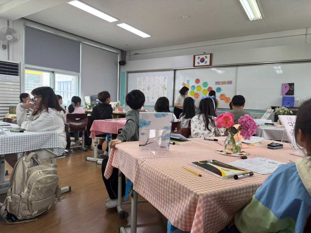 ▲ 22일 목포동초등학교에서 열린 ‘책 시식회’ 주제 수업에서 학생들이 학습활동에 참여하고 있다. ⓒ전라남도교육청