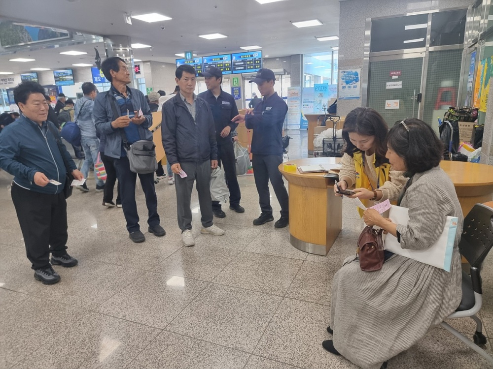 ▲한국해양교통안전공단의 협조로 여수연안여객터미널에서 ‘도서민 승선절차 간소화 시스템’ 등록서비스를 시행하고 있다. ⓒ여수시