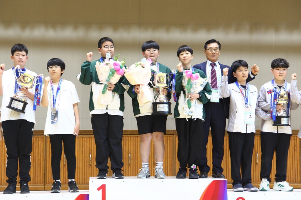 ▲제54회 전국소년체육대회 바둑 단체전에 출전한 여수웅천초등학교 6학년 황준서 선수(왼쪽에서 4번째)가 팀의 금메달 획득을 이끌어 최우수 선수로 선정됐다. ⓒ여수시