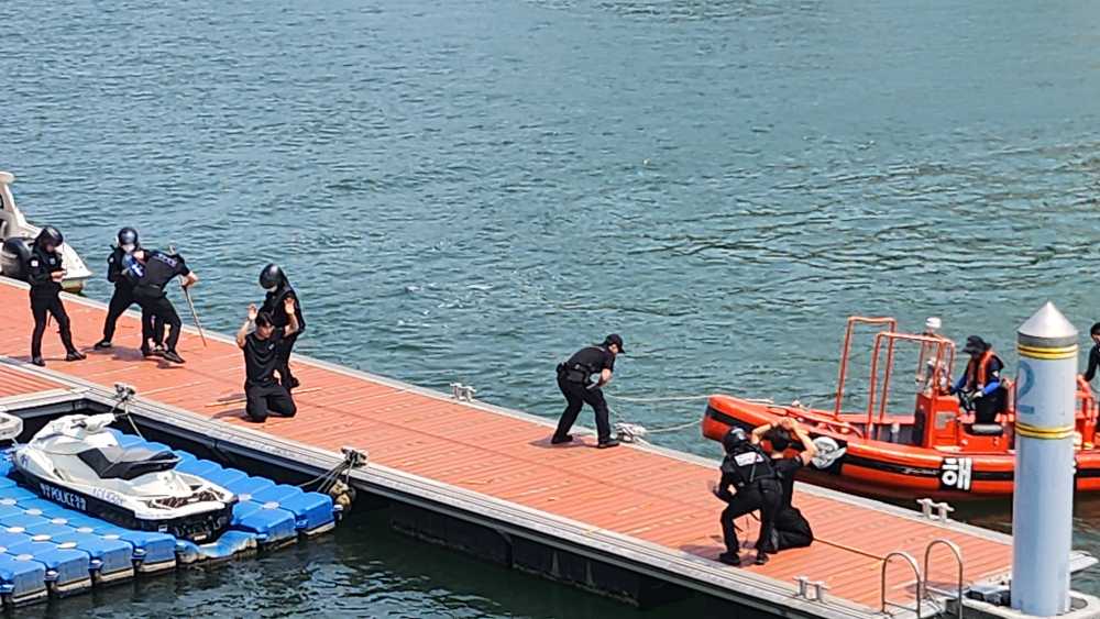 ▲ 저항하는 외국선박 제압 및 나포 ⓒ해양경찰교육원
