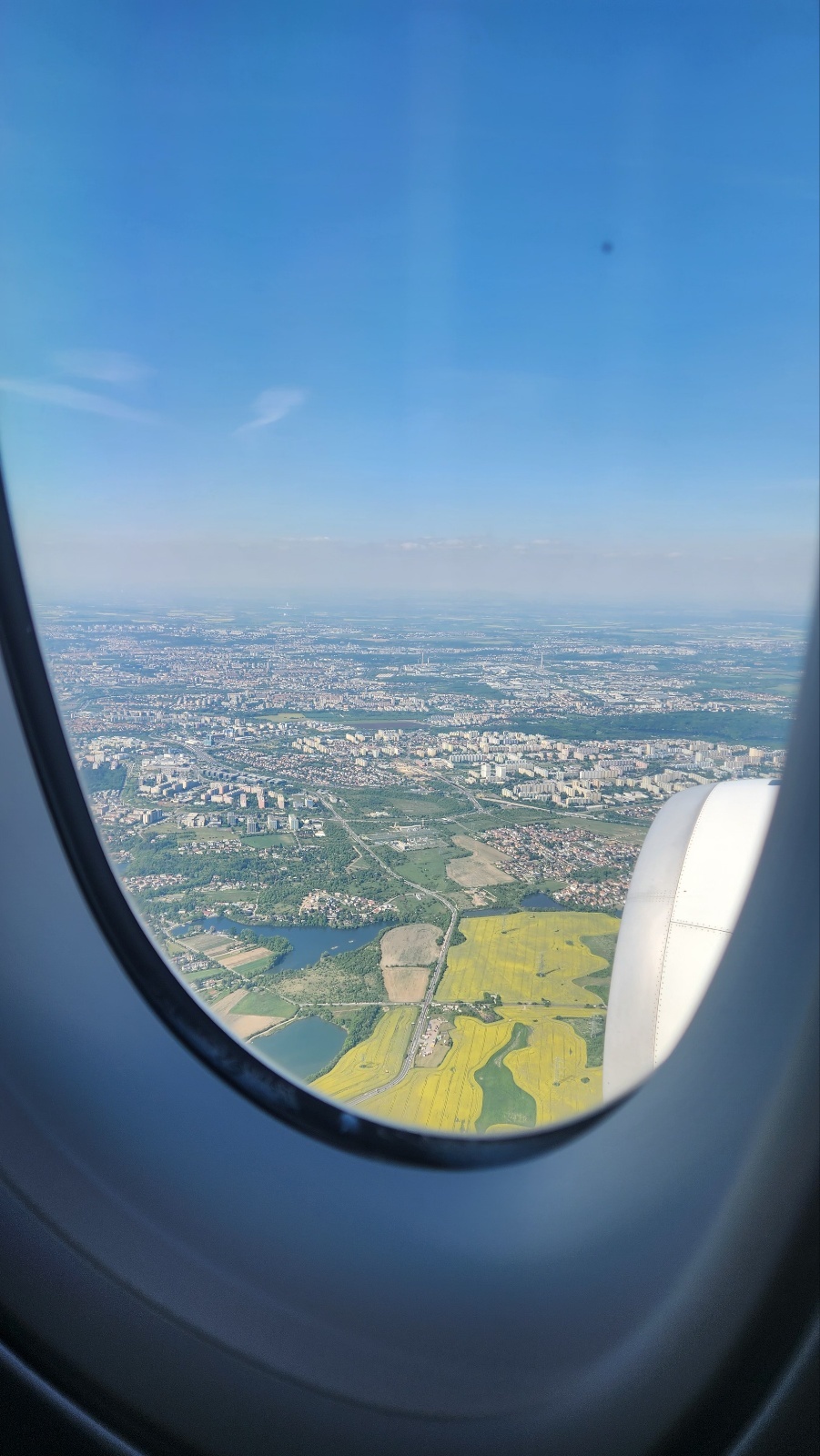 ▲비행기에서 바라본 프라하프라하 도심 주변에 유채 꽃이 넓게 보인다 ⓒ김용자