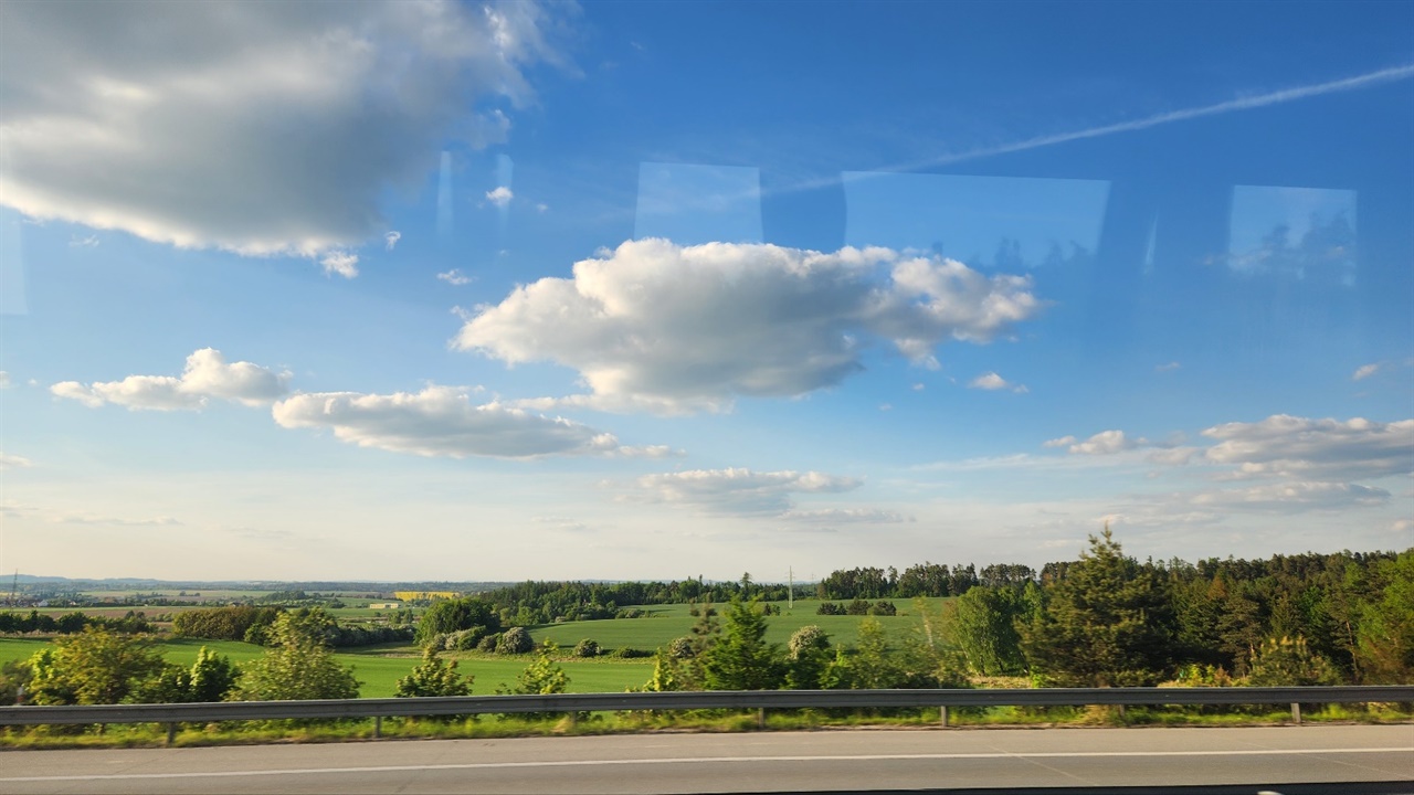 ▲5월의 연초록 농촌 마을프라하에서 부르노로 가는 고속도로에서 연초록의 아름다운 시골풍경이 참 아름다웠다 ⓒ김용자