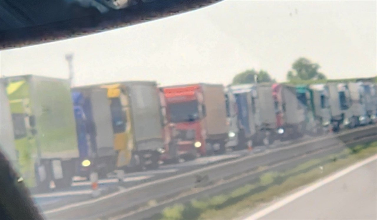 ▲줄지어 계속되는 화물트럭오후 5시쯤 프라하에서 부르노로 가는 고속도로 반대 방향에선 끝도 없이 트럭이 줄지어 올라가고 있는 장면에 깜작 놀랬다. ⓒ김용자