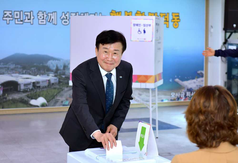 ▲정기명 여수시장이 제21대 대통령선거 사전투표 첫날인 29일 만덕동 주민센터 사전투표소에서 투표용지를 투표함에 넣고 있다. ⓒ여수시