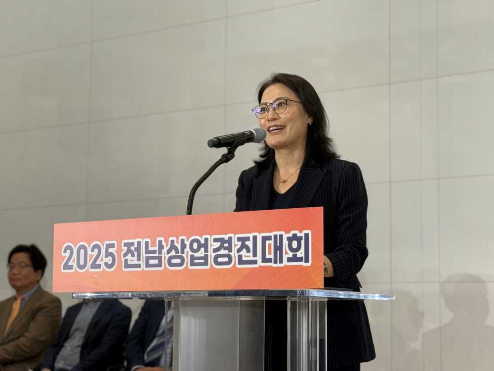 ▲김영신 전남교육청 교육국장이 2025 전남상업경진대회 개막식에서 인사말을 하고 있다. ⓒ전남교육청