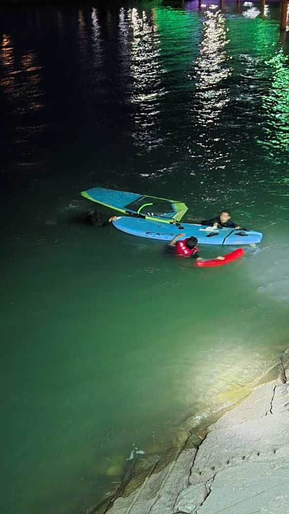 ▲119구조대가 구조하는 모습 ⓒ여수소방서