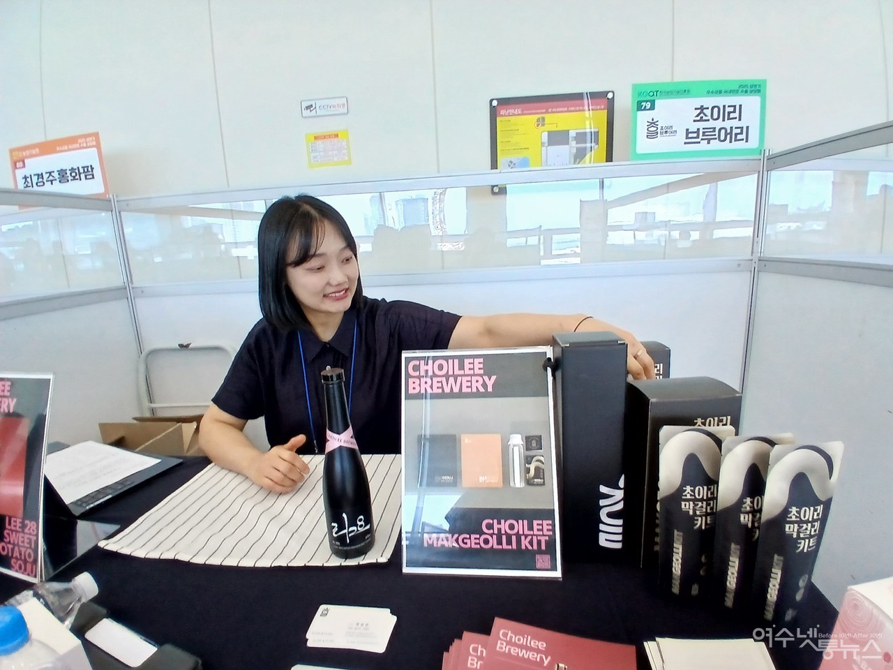 ▲ 28일 여수엑스포컨벤센터에서 열린 2025년 상반기 우수상품 국내판로 수출상담회에서 최이리 브루어리 최상은 대표가 전북 건배주 리28과 물에 타먹는 막걸리 키트를 설명하고 있다 ⓒ심명남