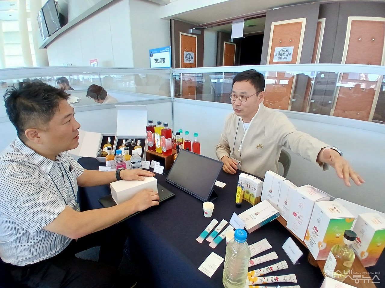 ▲ 28일 여수엑스포컨벤센터에서 열린 2025년 상반기 우수상품 국내판로 수출상담회에서 저온발효명가 채연가 임채홍 대표가 미국수출 컨설턴트 제임스 최와 상담 모습  ⓒ심명남