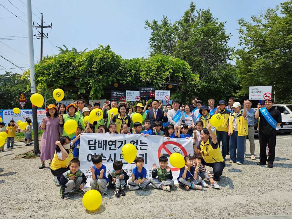 ▲여수시청 직장어린이집 원생들이 지난 28일 전남대학교 여수캠퍼스 일원에서 금연 캠페인과 담배꽁초 ‘줍깅’ 활동에 참여했다. ⓒ여수시