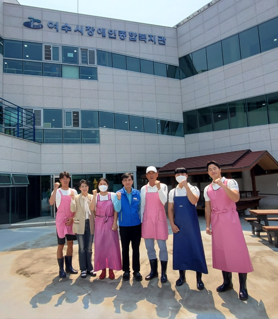 ▲ 여수시청 직장운동경기부 요트팀이 여수시장애인종합복지관에서 단체사진을 촬영하고 있다.