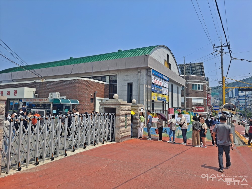 ▲ 사전투표 첫날인 29일 여수 한려초등학교 체육관(한려관) 투표소로 시민들이 몰리면서 긴 줄이 이어지고 있다. ⓒ조찬현