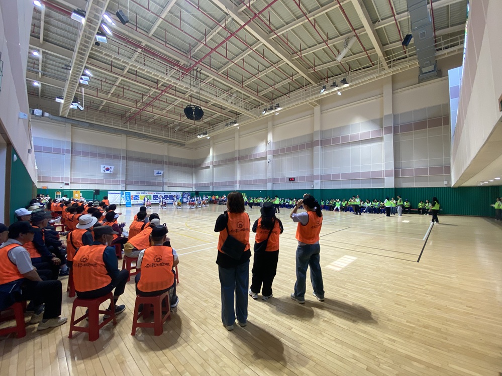 ▲ 행사진행을 돕고 있는 한영대학교 사회복지학과 학생들 ⓒ한영대학교 사회복지학과