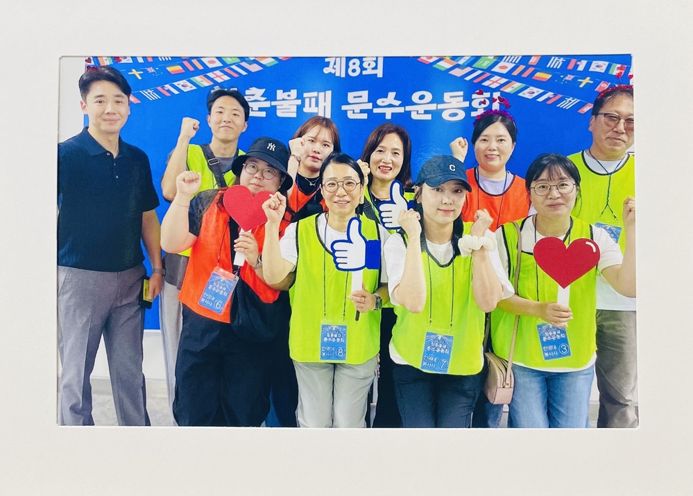 ▲ 포토존에서 함께 사진을 찍고 있는 노재현 교수와 사회복지학과 학생들 ⓒ한영대학교 사회복지학과