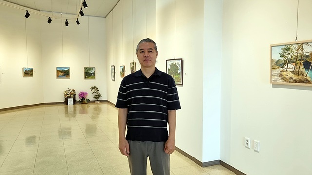 ▲ 창작동아리 Half Moon을 지도하고 있는 박금만 작가. 여순사건 그림으로 유명하다. ⓒ정영우