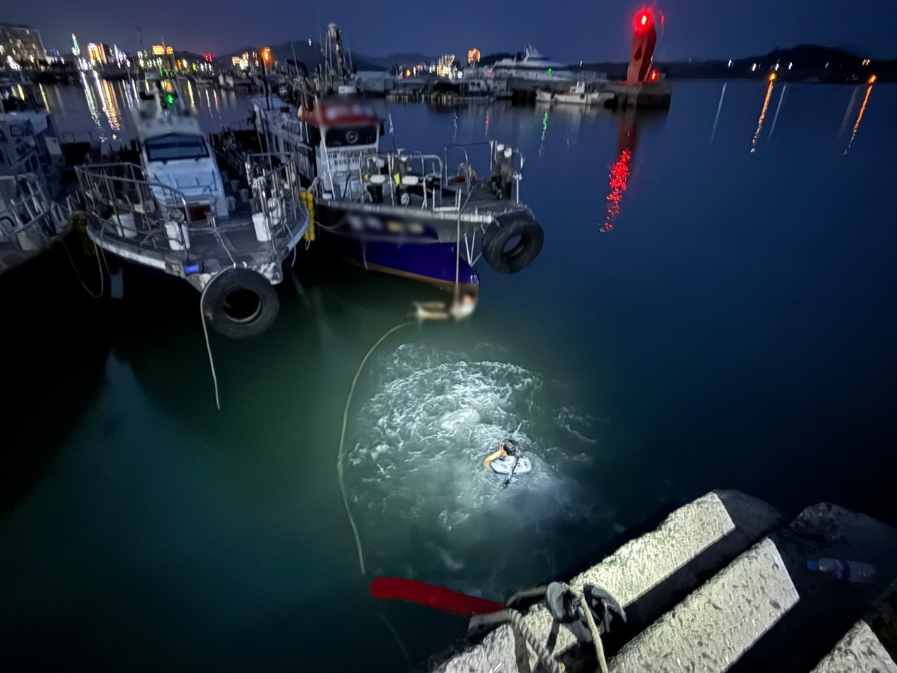 ▲ 여수바다파출소 경찰관이 익수자를 구조중인 장면 ⓒ여수해경