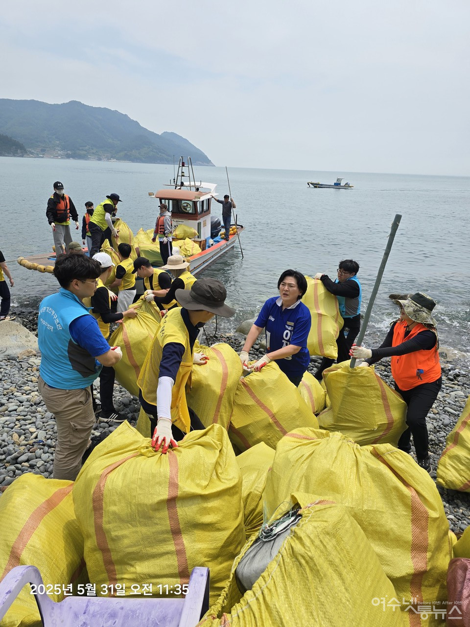 ▲ 5월 31일 바다의 날을 맞아 횡간도에서 펼쳐진 해양정화 활동후 쓰레기를 배에 싣고 있다 ⓒ최은서