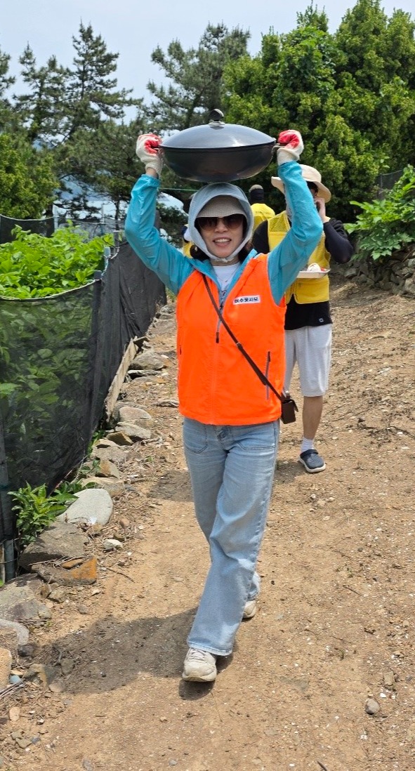 ▲ 간식 나르는 꽃사모 신미정 회원 ⓒ최은서