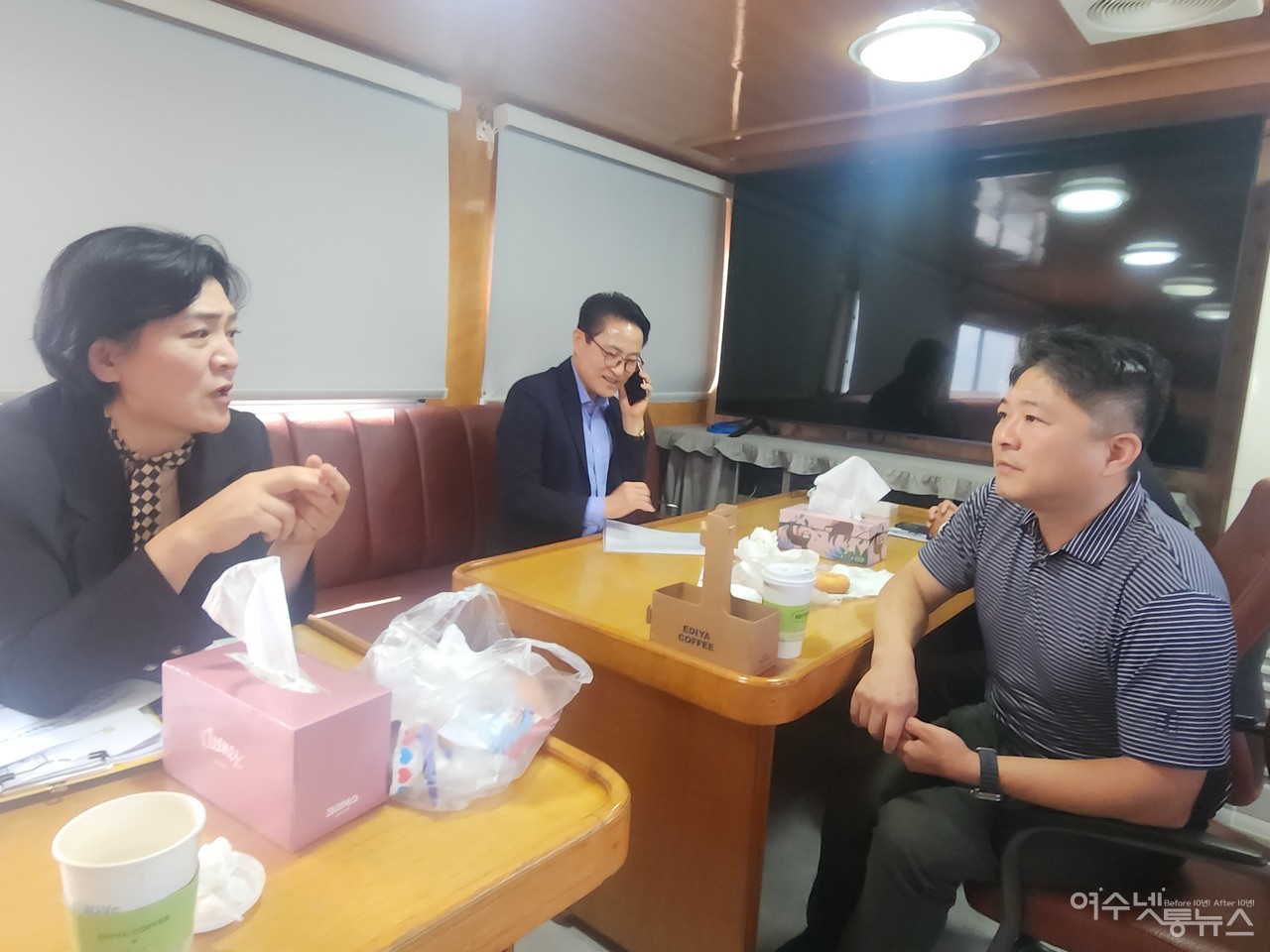 ▲  27일 행정선을 타고 여이야포·두룩여 민간인 희생자 유해발굴 개토제에 가는 길에 박성미 시의원과 여수시 나병곤 행정안전국장과 이야기를 나누고 있는 제임스 최씨의 모습 ⓒ심명낭