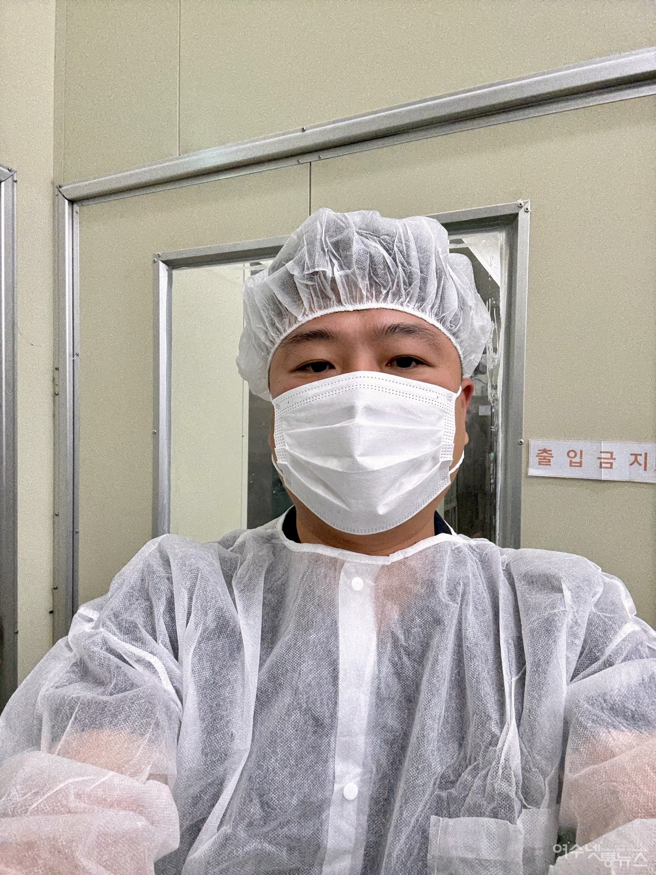 K푸드 상픔기획자 제임스 최씨가 한국에 공장을 방문해 신규상품 둘러보고 있는 모습   ▲ ⓒ제임스 최 제공