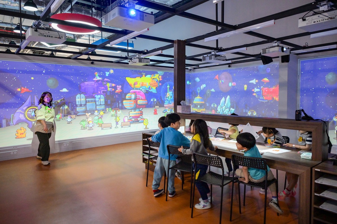 ▲ 어린이체험관 _애니클럽_에서는 아이들이 색칠한 캐릭터를 스캔해 영상 속에 등장시키는 체험을 할 수 있다. ⓒ순천시