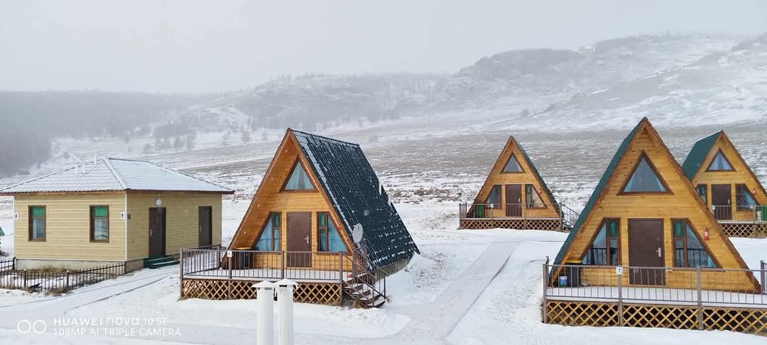 ▲ 몽골에서는 목조나 나무 벽돌, 시멘트 등 다양한 재료를 섞어서 개성있는 집을 짓기도 한다. ⓒ히시게