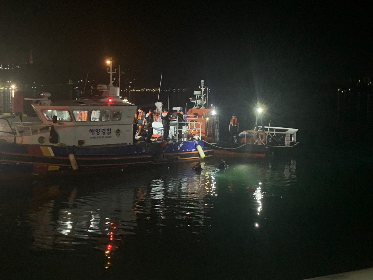 ▲ 여수구조대원이 추락차량 인명구조차 입수중인 장면 ⓒ여수해경