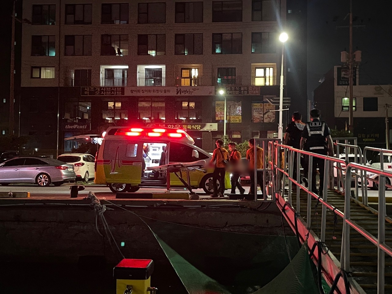 ▲ 해상추락차량 운전자를 119에인계하는 장면 ⓒ여수해경