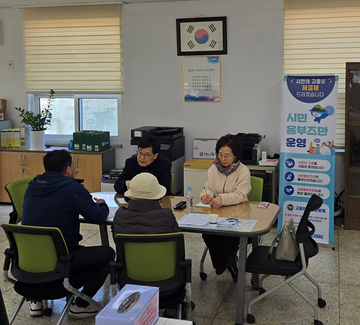 ▲ 여수시 시민옴부즈만이 지리적 여건으로 방문이 어려운 섬 주민들의 고충을 해소하기 위해 지난 3월부터 도서 지역을 순회하며 민원 상담 서비스를 제공하고 있다. ⓒ여수시