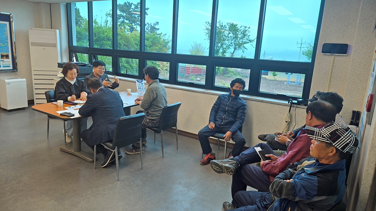 ▲ 여수시 시민옴부즈만이 지리적 여건으로 방문이 어려운 섬 주민들의 고충을 해소하기 위해 지난 3월부터 도서 지역을 순회하며 민원 상담 서비스를 제공하고 있다. ⓒ여수시