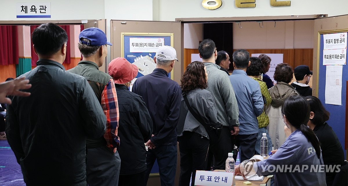 ▲ 투표소 찾은 유권자들(울산=연합뉴스) 김용태 기자 = 제21대 대통령 선거일인 3일 울산시 남구 신정중학교 체육관에 마련된 옥동 제3투표소에서 유권자들이 투표하기 위해 줄을 서서 기다리고 있다. 2025.6.3 yongtae@yna.co.kr