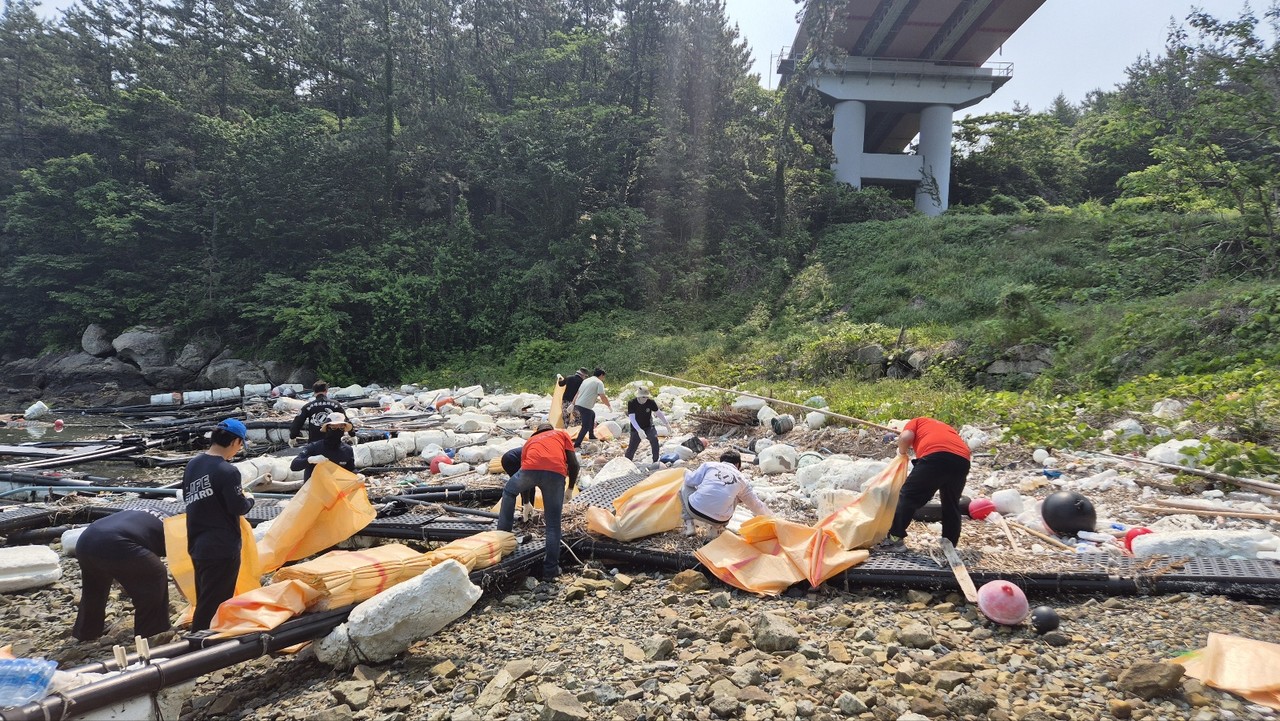 ▲ 해양환경 정화활동-해양환경인명구조단 ⓒ전라남도