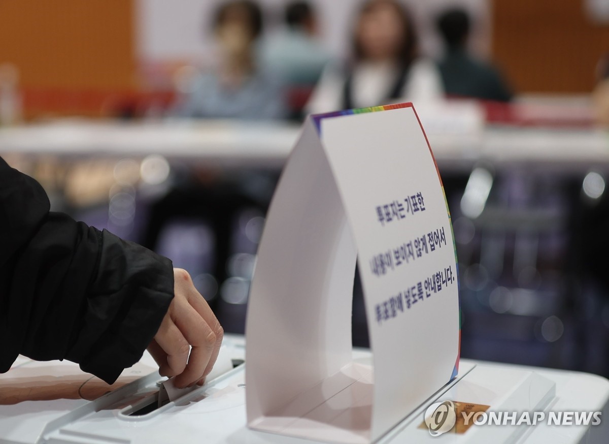 ▲  대통령선거 소중한 한표(창원=연합뉴스) 김동민 기자 = 제21대 대통령 선거일인 3일 경남 창원시 마산합포구 해운중학교 1층 체육관에 마련된 월영동 제4·5 투표소에서 유권자들이 투표하고 있다. 2025.6.3 image@yna.co.kr