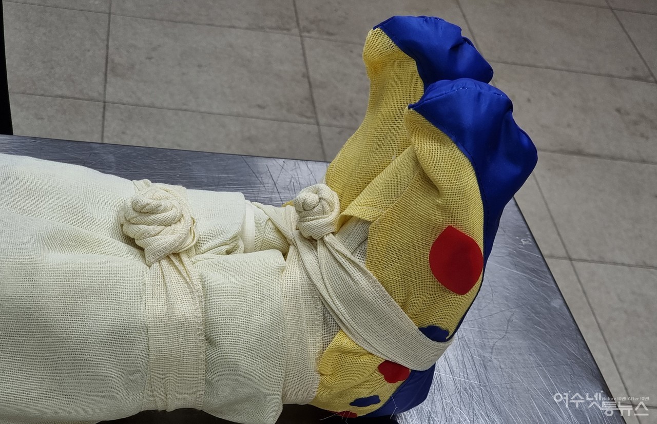 ▲염을 마친 장면으로 '염쟁이 유氏’는 죽은 자를 보내는 의식을 통해 살아있는 우리를 위로하는 연극 ⓒ김두혁