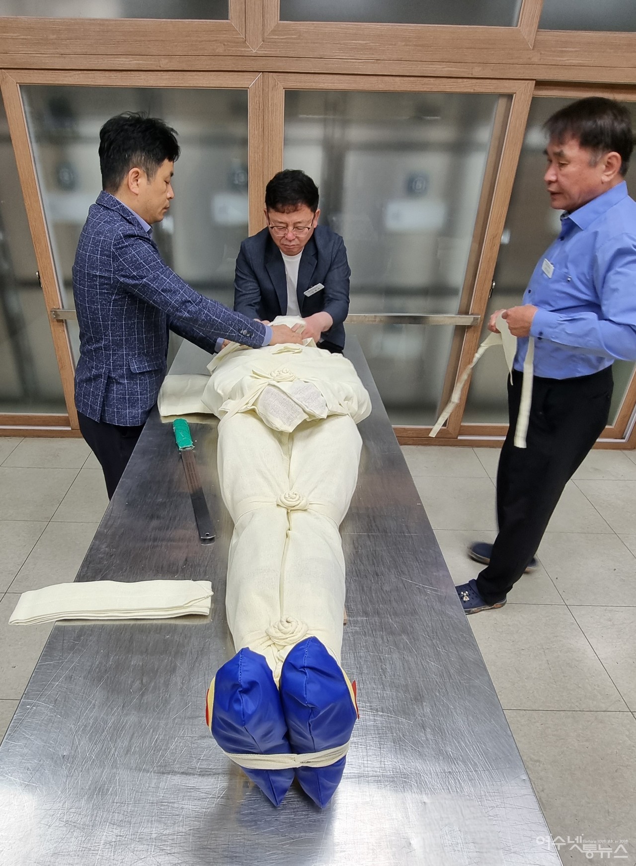 ▲ 여천전남병원 장례지도사들이 염을 재연하는 모습 ⓒ김두혁