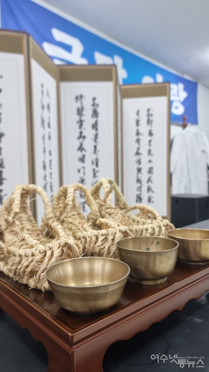 ▲ 빈손으로 왔다 짚신을 신고 떠나는 마지막 인생, 염쟁이 유씨의 한 장면 ⓒ김두혁