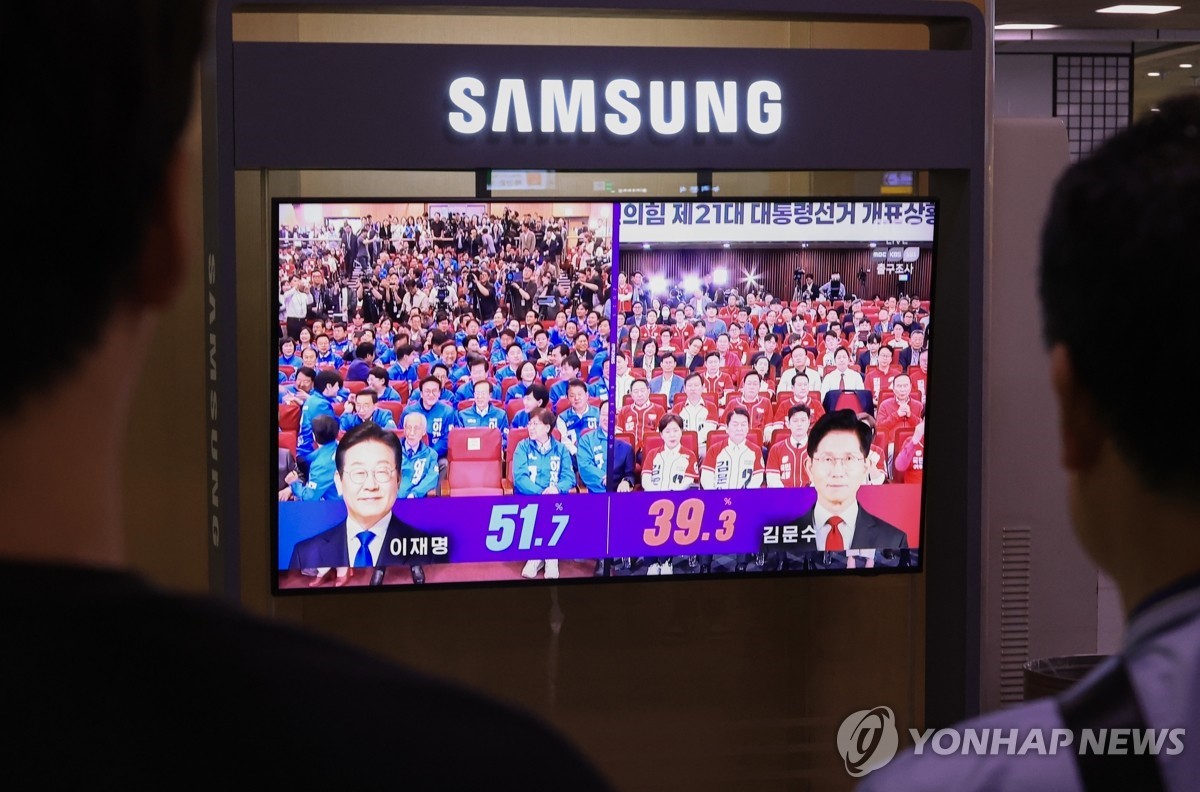 ▲ 출구조사 발표 방송 지켜보는 시민들(서울=연합뉴스) 최재구 기자 = 제21대 대통령선거가 치러진 3일 서울역 대합실에서 시민들이 TV를 통해 선거 출구조사 결과 발표 방송을 지켜보고 있다. 2025.6.3 jjaeck9@yna.co.kr