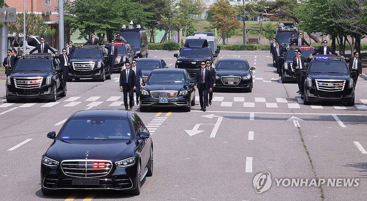 ▲ 대통령경호처, 대통령 취임식 차량 퍼레이드 훈련 공개(서울=연합뉴스) 홍해인 기자 = 대통령경호처 경호관들이 27일 서울 강서구 경호안전교육원에서 제21대 대통령 취임식을 앞두고 취임식 차량 퍼레이드 훈련 모습을 공개하고 있다. 2025.5.27 [대통령실통신사진기자단] hihong@yna.co.kr