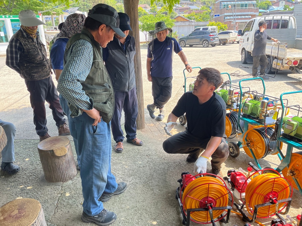 ▲농작업 안전장비 배부 및 사용법 교육 ⓒ여수시