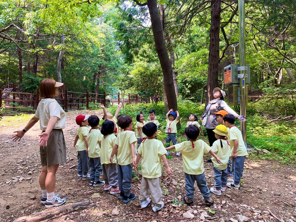 ▲여수시는 미평 봉화산 산림욕장에서 아토피·천식 안심학교 2곳 원생 90명을 대상으로 알레르기 질환 예방을 위한 현장 숲 체험 프로그램을 실시했다. ⓒ여수시