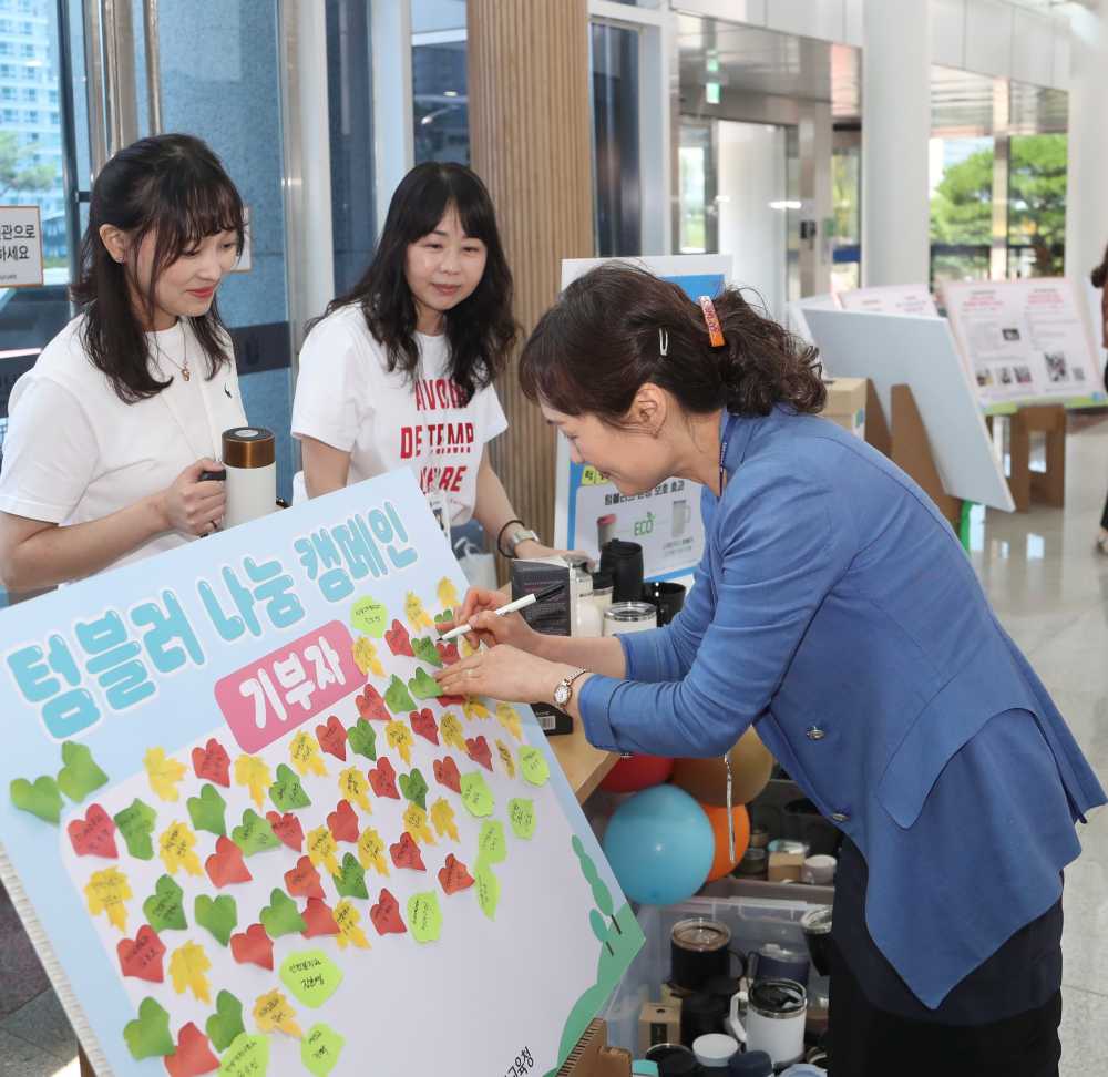 ▲직원들이 ‘용기 내 캠페인’에 참여하고 있다. ⓒ전남교육청