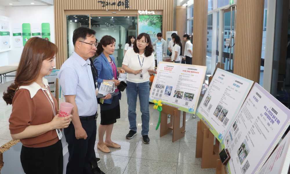 ▲‘공생의 길 프로젝트 챌린지 아이디어 공모전’ 우수작 전시를 보고 있다. ⓒ전남교육청