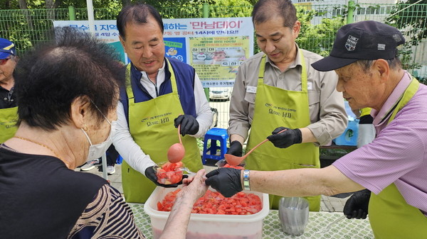 ▲ 만남데이 행사에 지역주민들에게 수박화채를 건내는 모습