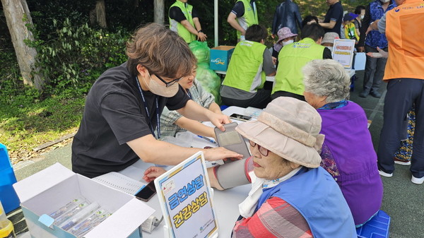 ▲  건강부스에서 혈압을 체크하고 있는 지역주민의 모습