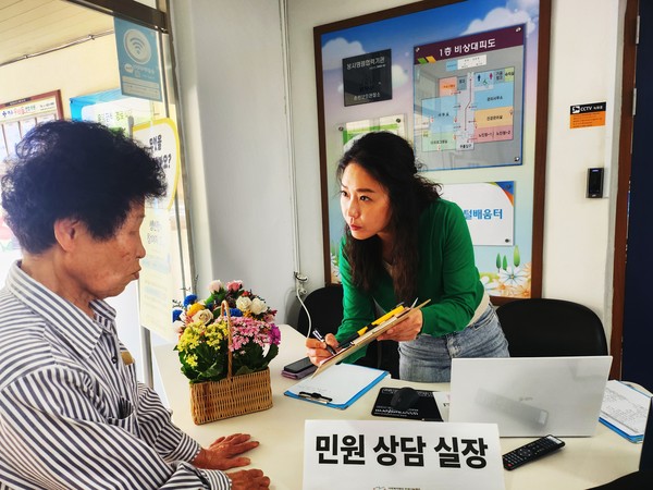 ▲ 마중 민원실에 찾아 온 어르신과 상담을 하고 있는 사회복지사
