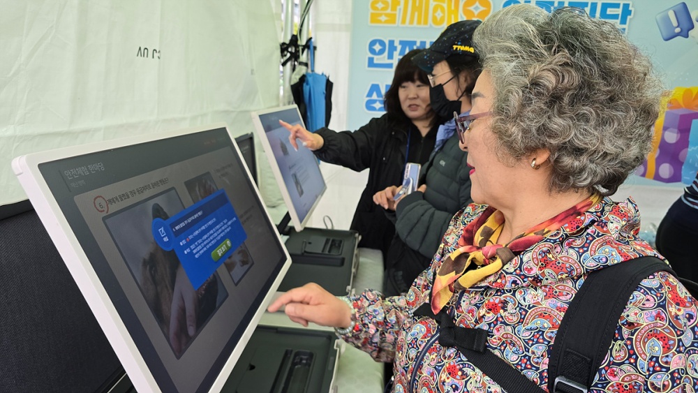 ▲한 여수시민이 ‘제59회 여수거북선축제’ 행사장에 설치된 홍보부스에서 ‘재난안전 인식도 진단’을 하고 있다. ⓒ여수시