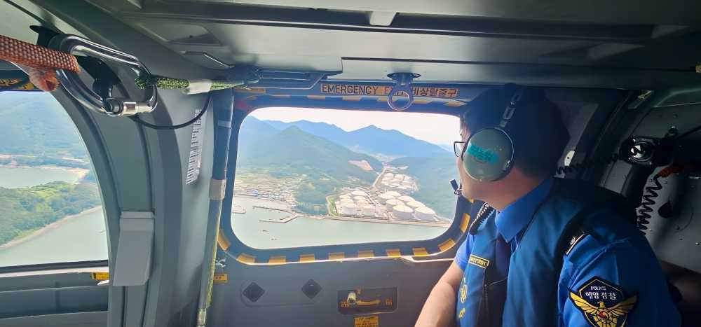 ▲김기용 여수해경서장이 헬기에 탑승해 관할해역을 항공순찰중이다. ⓒ여수해양경찰서