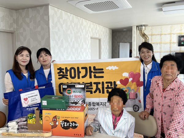 ▲  여수대안시민회의 생필품 전달 후 지역 주민과 함께 기념촬영을 하고 있다.